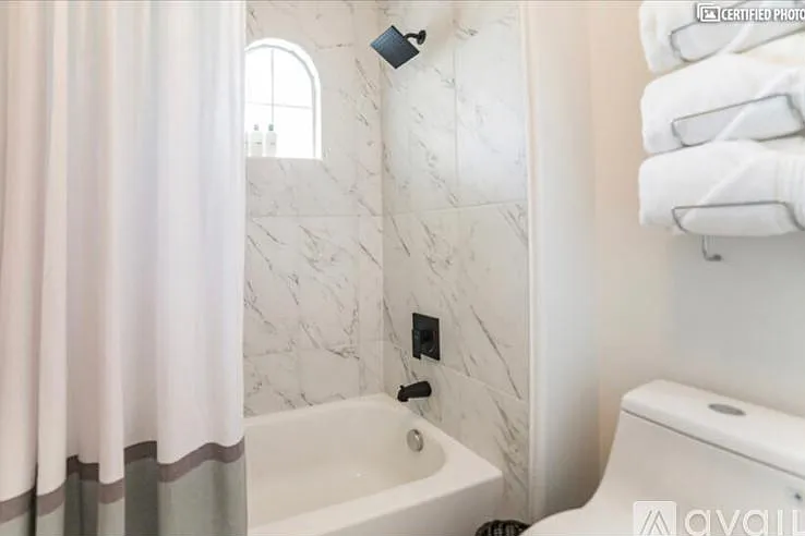 Bathroom 2 bathtub/shower combo