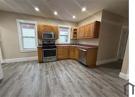 3 bed, 1000 sqft, $3,000 — Photo 1