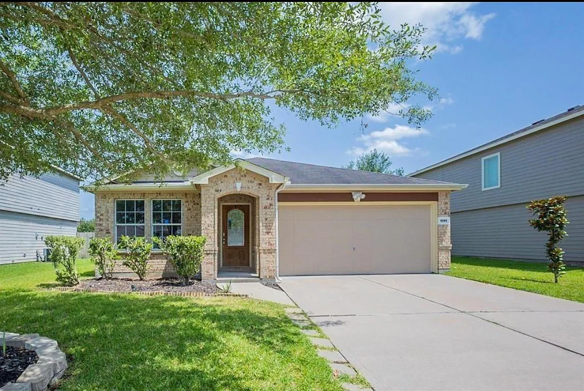 3 bed, 2.0 bath, 1966 sqft, $2,000 — Photo 1
