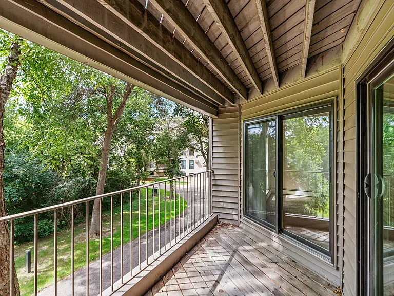 Parkside at Medicine Lake — Photo 11