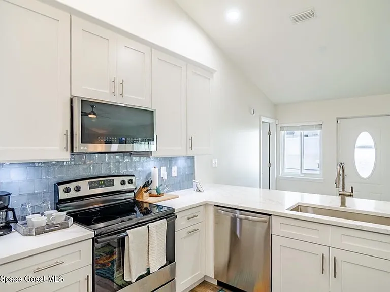 115 Riverside Dr — Photo 2