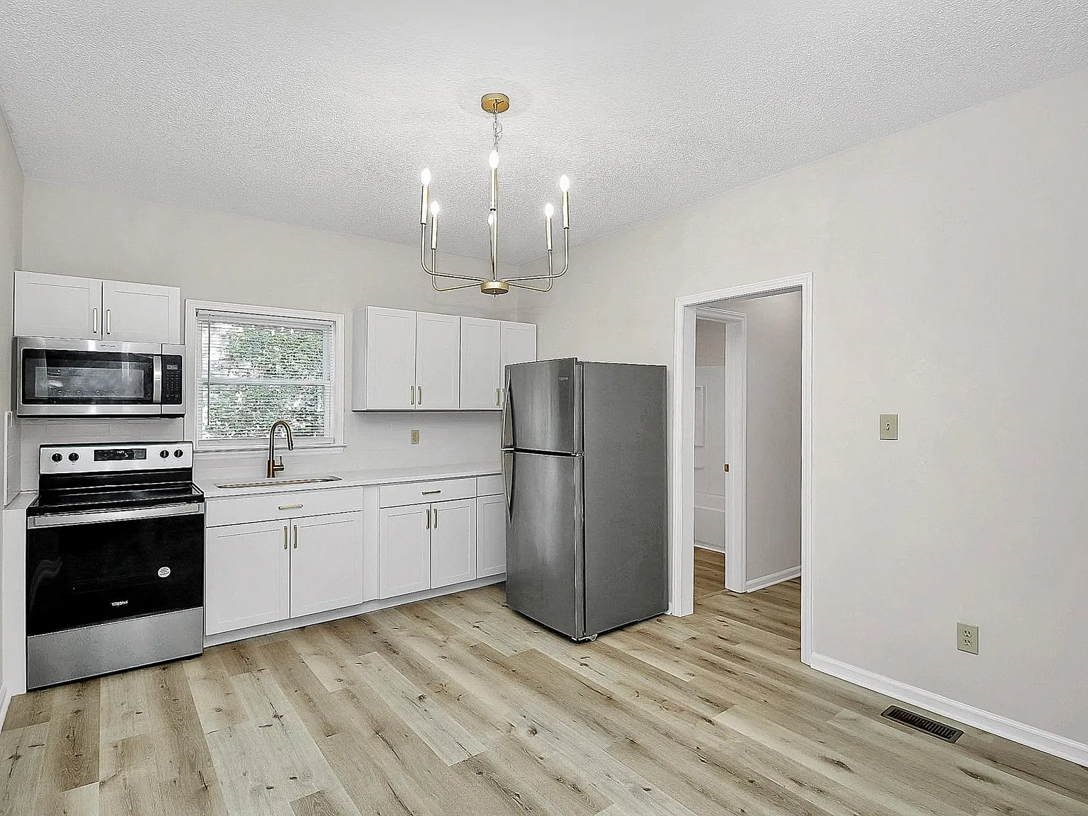 3 bed, 1.5 bath, 1024 sqft, $1,449 — Photo 3
