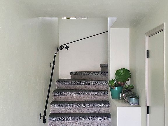 Entry stairway