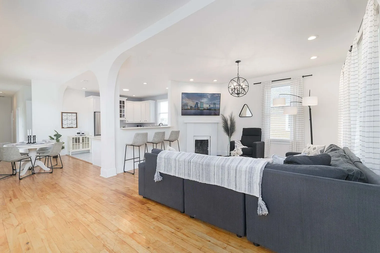 2 bed, 2.0 bath, 893 sqft, $3,428 — Photo 1