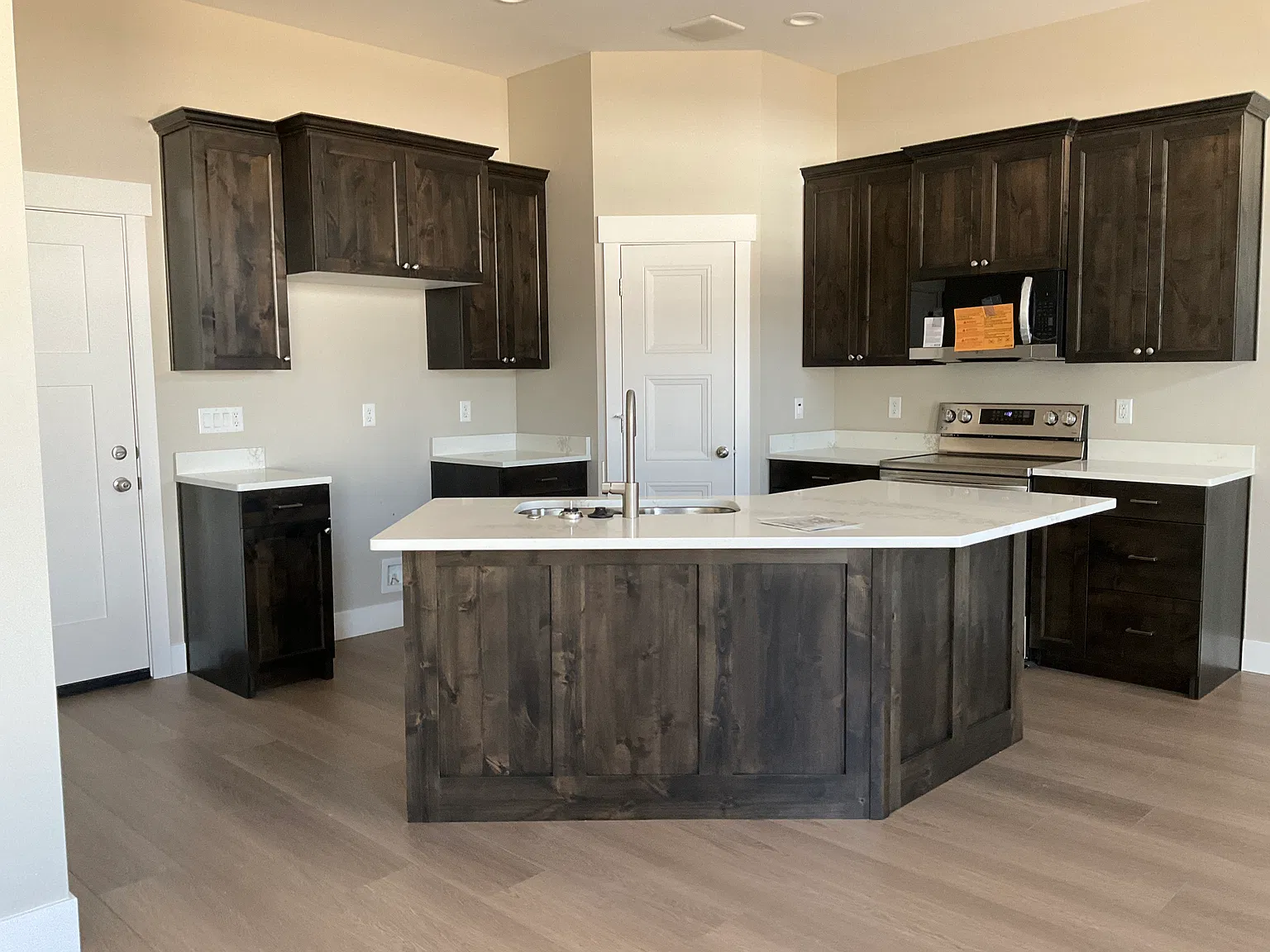 3 bed, $2,095 — Photo 2