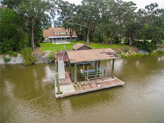 5th image of 102 Royal Dr