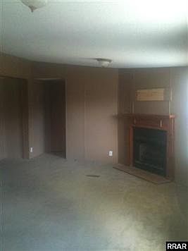 Livingroom w/fireplace