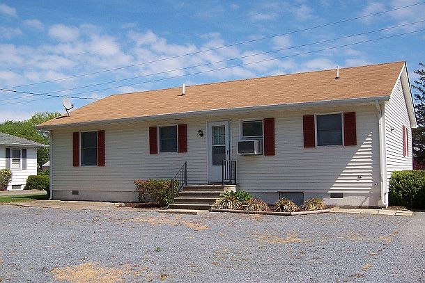2nd image of 1303 Savannah Rd