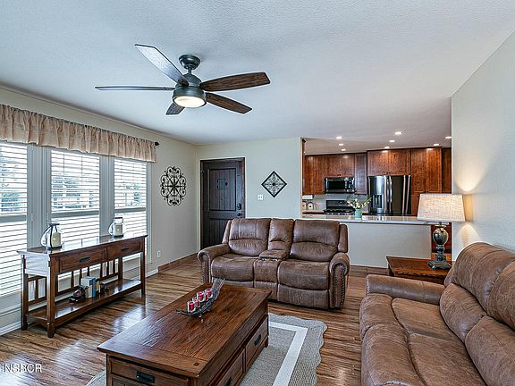 5th image of 3915 Crestmont Dr
