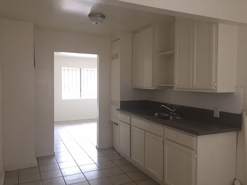 5th image of 943 E 108th St APT 02