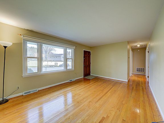 3rd image of 905 Flanders Ln