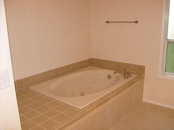 3rd image of 593 NE Goldie Dr