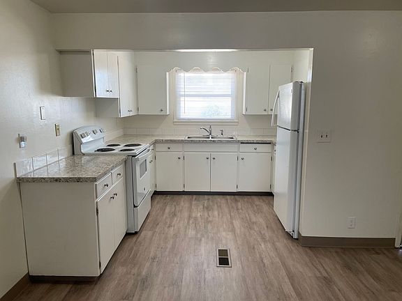 2nd image of 524 W Loop Dr