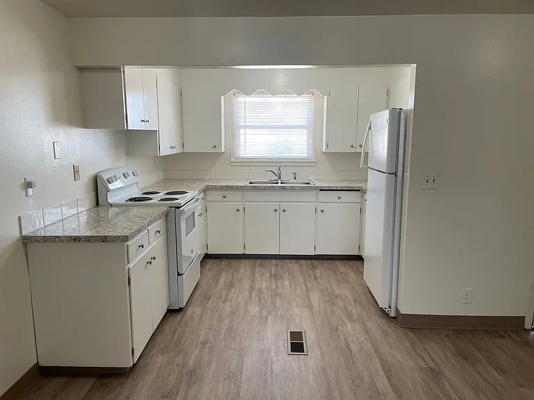 524 W Loop Dr — Photo 2
