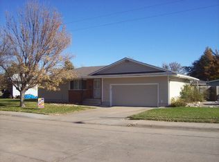 1218 Manor Dr, Holdrege, NE 68949