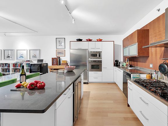 4th image of 224 W 18th St APT 2A