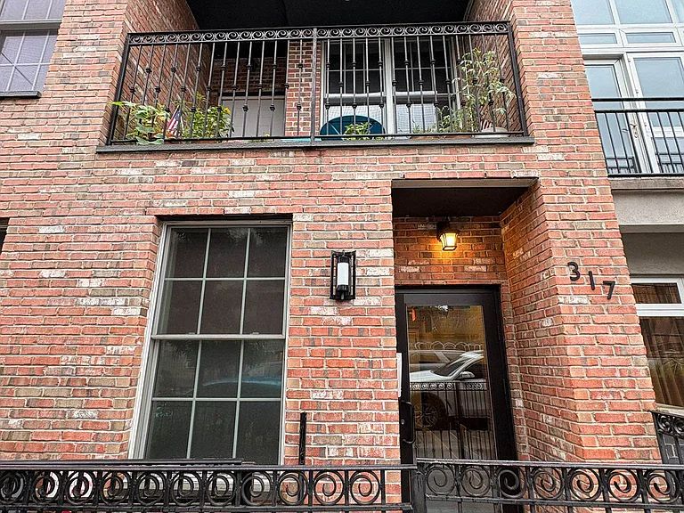 317 Humboldt St #1R — Photo 9