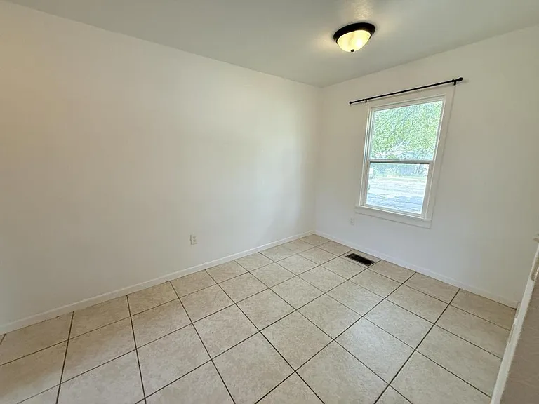 1004 S 3rd St — Photo 6