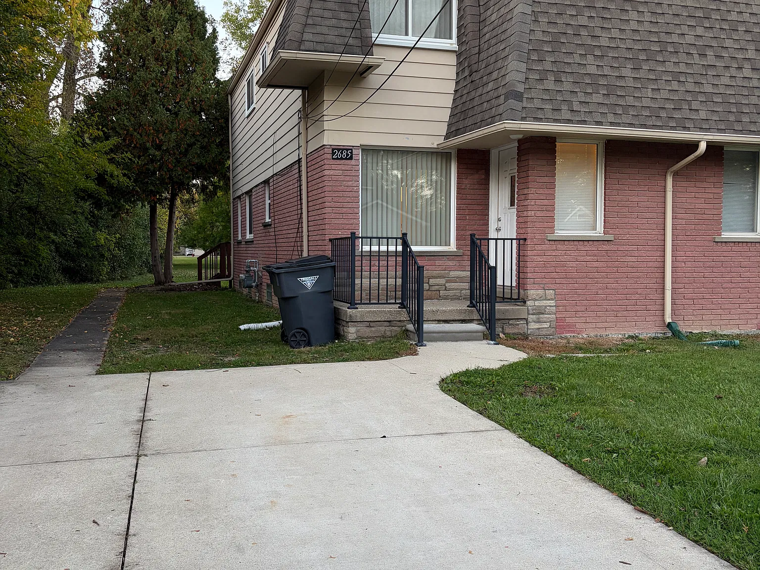 3 bed, 1.5 bath, 1250 sqft, $1,650 — Photo 1