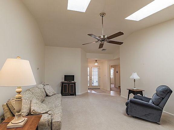 5th image of 15 Medinah Ct