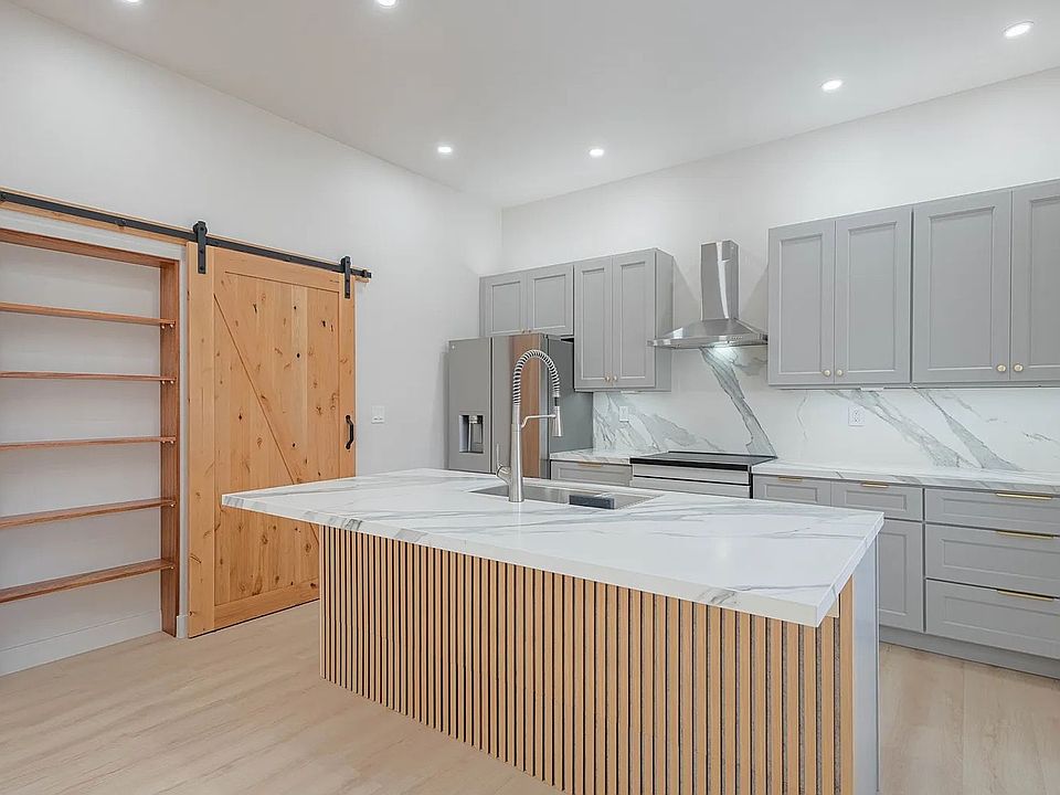 1st image of 987 Harcourt Ave #C