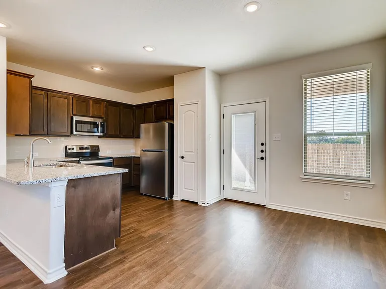 10306 Lynwood Br — Photo 6