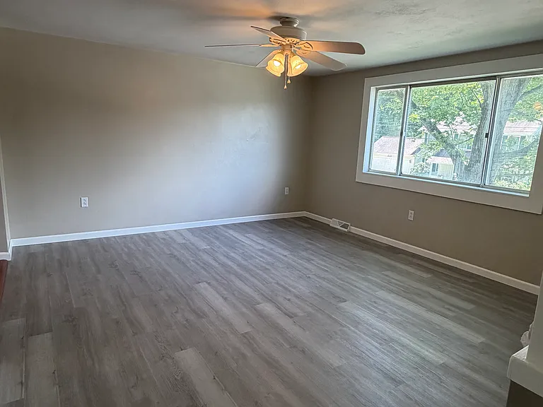 522 Willow Ave — Photo 4