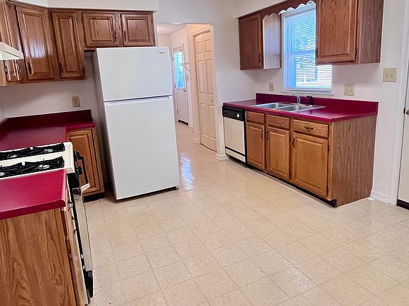 5th image of 141 Iris Dr