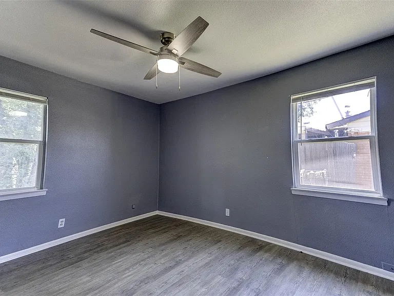 1415 Phoenix Dr — Photo 8
