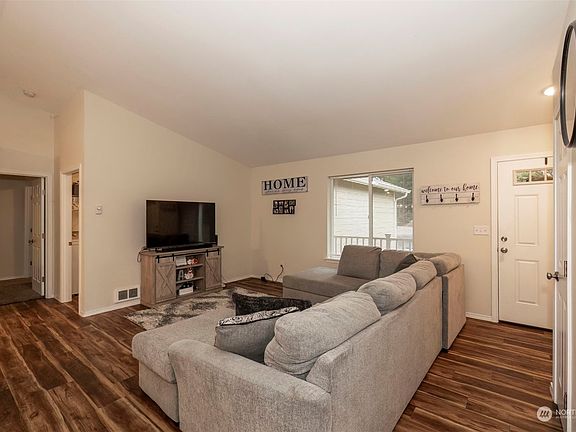 4th image of 110 E Blenheim Place