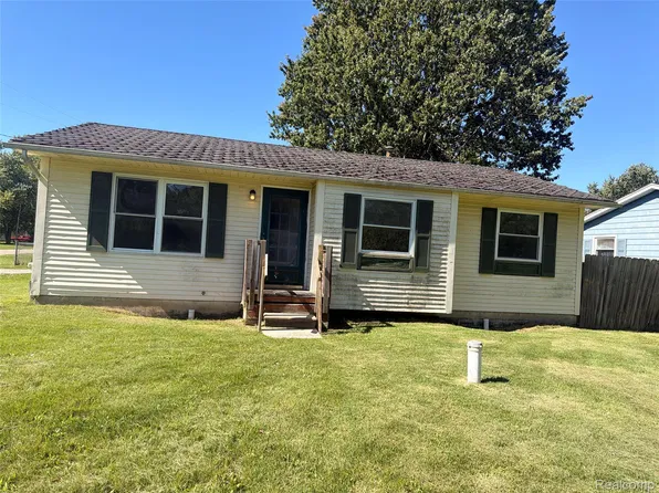 2088 Sandalwood Dr, Burton, MI 48519