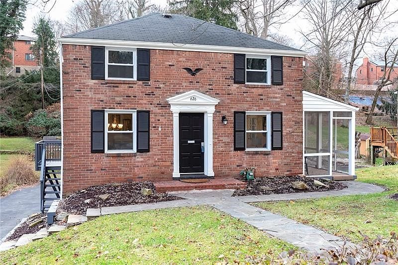 Charming Mt. Lebanon Colonial Minutes to the Galleria, Restaurants, and Downtown PGH.