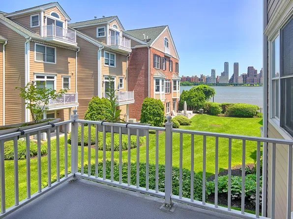 423 Newburgh Court image 3 of 33