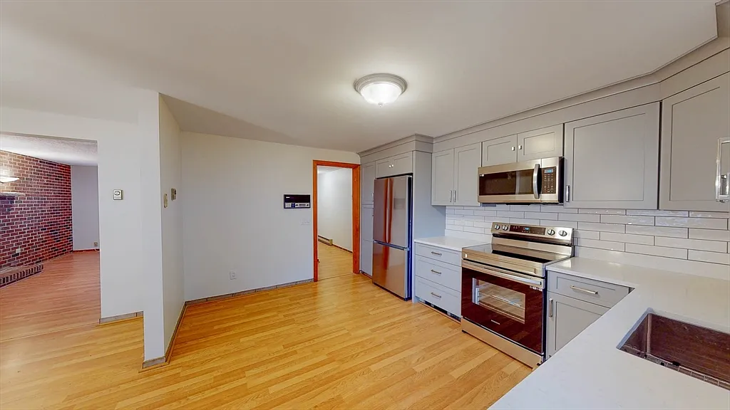 3 bed, 2.0 bath, 1500 sqft, $4,200 — Photo 4