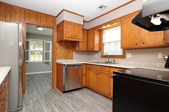 620 Sandhurst Dr — Photo 3
