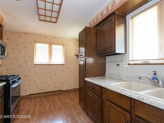 3rd image of 2738 Hawthorn Ln