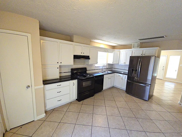 4718 Reynaldo Dr — Photo 2