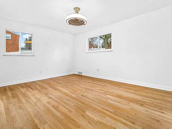 Master bedroom with bladeless ceiling fan
