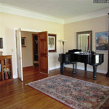 4th image of 300 Camden Ln