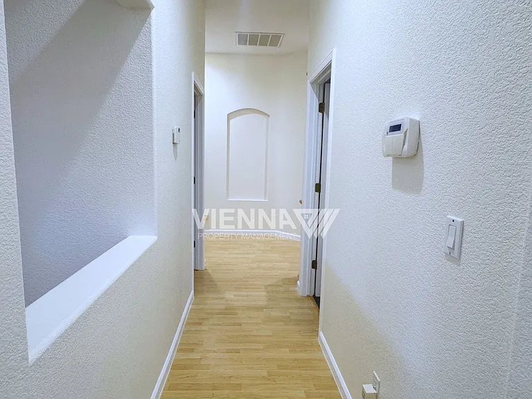 2736 Genesee Dr — Photo 11