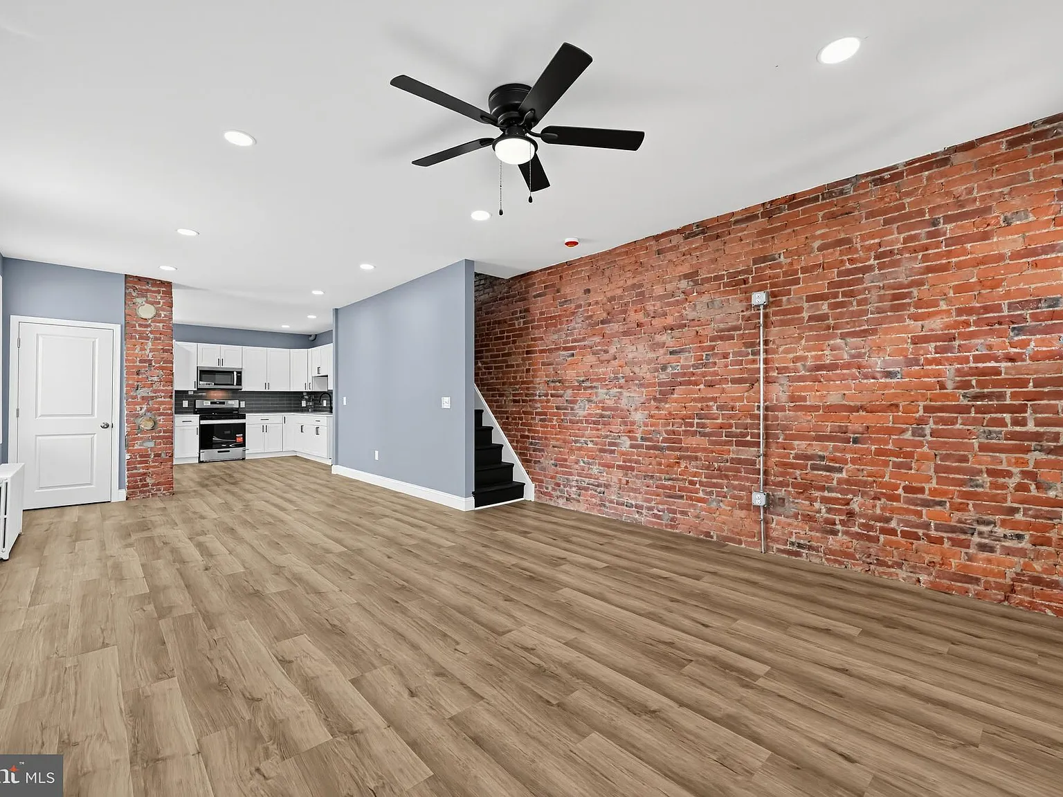 3 bed, 2.0 bath, 1280 sqft, $2,000 — Photo 3