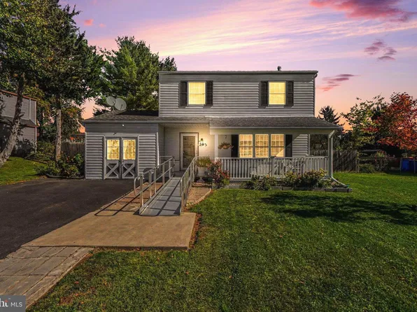 293 Sweetbriar Dr, Harrisburg, PA 17111
