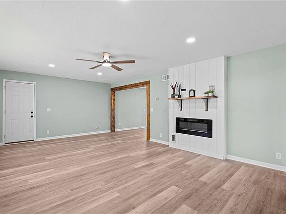 4th image of 29 E 3rd St
