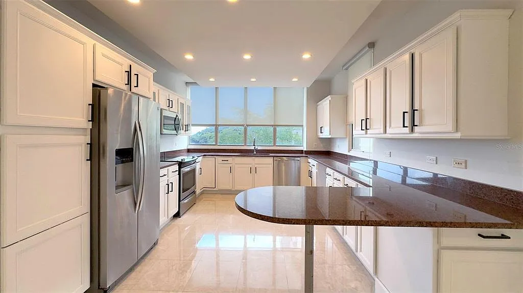 3 bed, 2.5 bath, 2349 sqft, $5,000 — Photo 4
