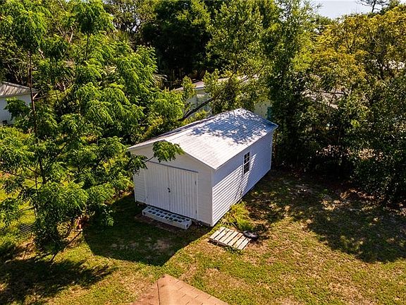 3rd image of 2807 Lake Louise Dr