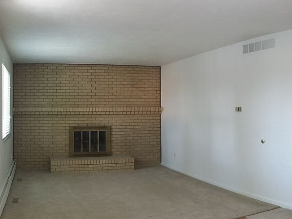 Family room/connects kitchen