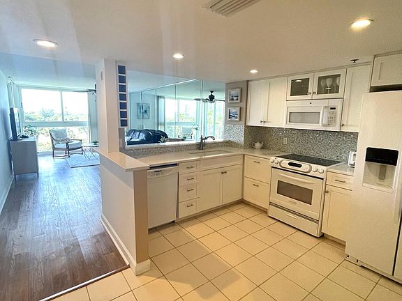 5th image of 407-2700 N Highway A1a #407