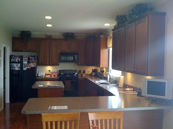 large kitchen w/island and walk-in pantry
