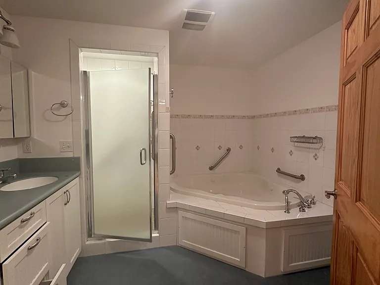 Bathroom (Bedroom Mainlevel/1st floor)