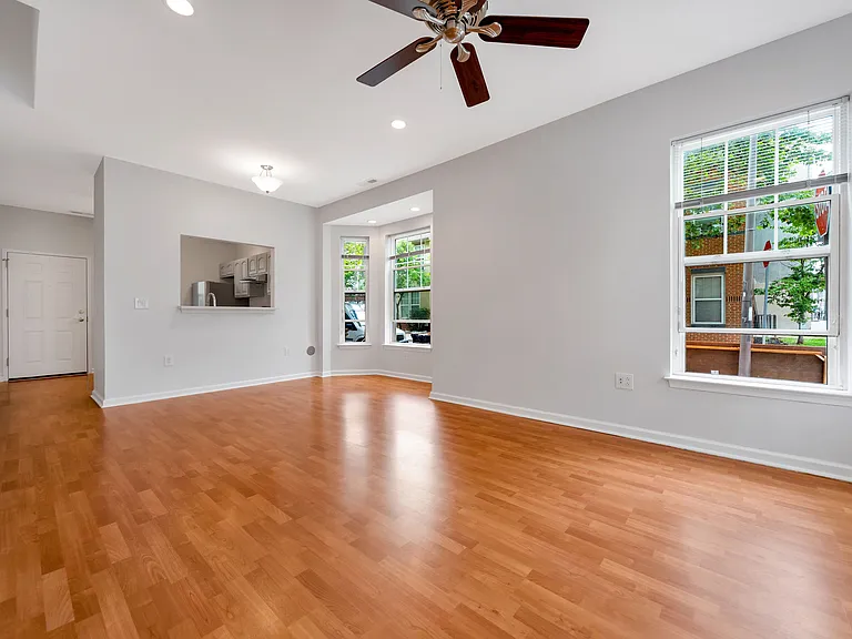 1318 Bainbridge St — Photo 3